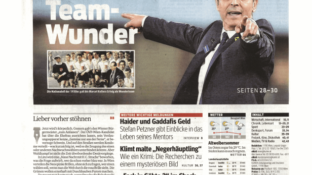 Ein Mann in Anzug deutet auf eine Schlagzeile über das „Team-Wunder“.