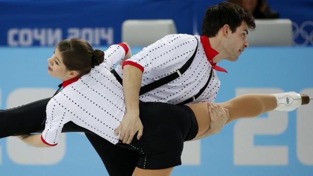 Ein Eiskunstlaufpaar zeigt eine Hebefigur auf dem Eis.