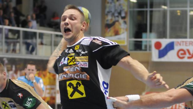 Ein Handballspieler wirft den Ball während eines Spiels.