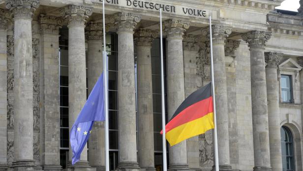 Vor dem Bundestag wehen die Fahnen auf Halbmast