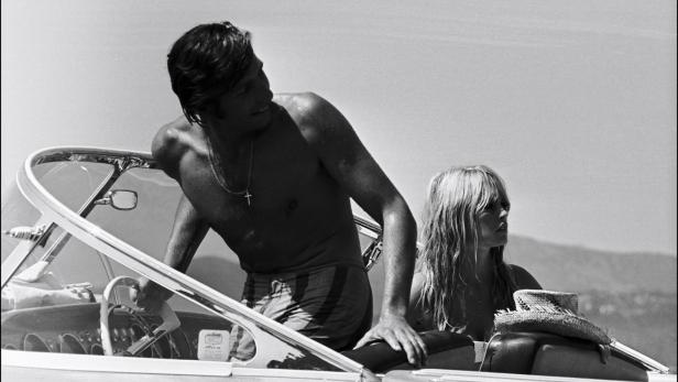 Gunter Sachs mit seiner Angetrauten Brigitte Bardot in Saint Tropez.