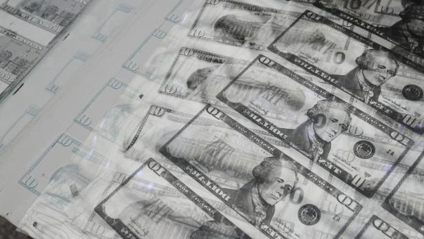 Mehrere Zehn-Dollar-Scheine liegen übereinander.