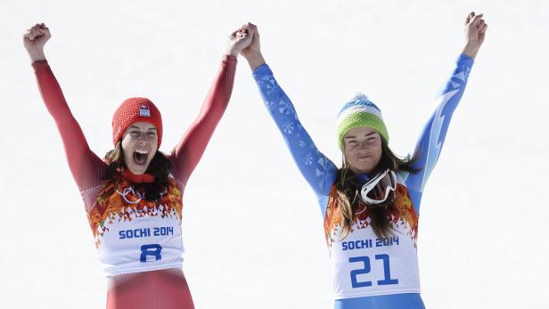 Olympiasiegerinnen: Dominique Gisin (li.) und Tina Maze (re.) freuen sich gemeinsam.