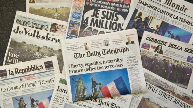 Eine Ansammlung von Titelseiten verschiedener Zeitungen zum Thema Terrorismus und Meinungsfreiheit.