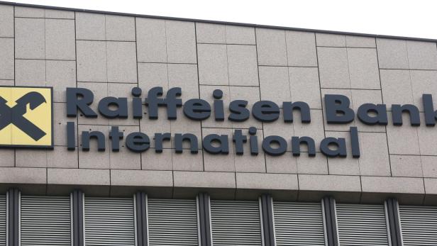 Das Logo der Raiffeisen Bank International an einer Fassade.