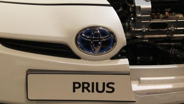 Detailansicht der Frontpartie eines weißen Toyota Prius.