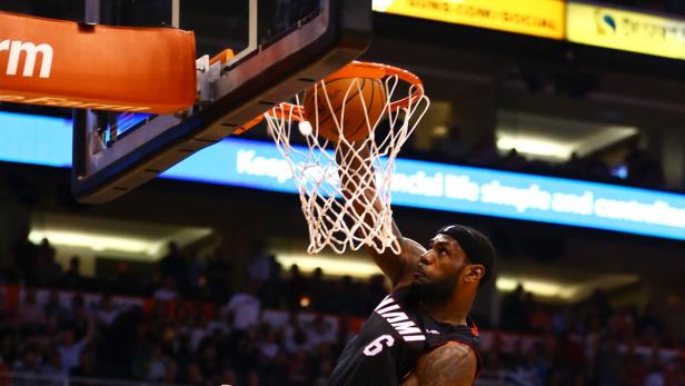 LeBron James von Miami Heat beim Dunking.