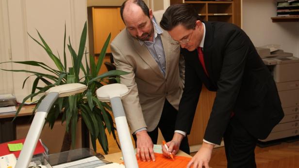 Wahlbehörde: Stadtamtsdirektor Michael Duscher (l.) und Bürgermeister Stefan Schmuckenschlager.