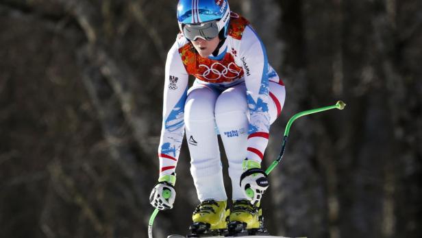 Eine Skirennläuferin in voller Montur während eines Wettkampfs.