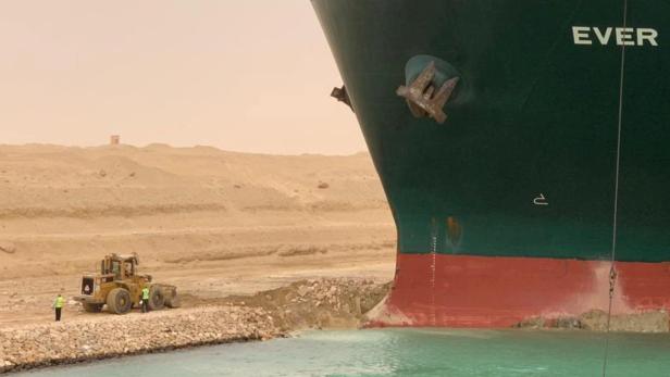 Der überdimensionierte Frachter steckt noch immer im Suezkanal fest und blockiert Schifffahrt