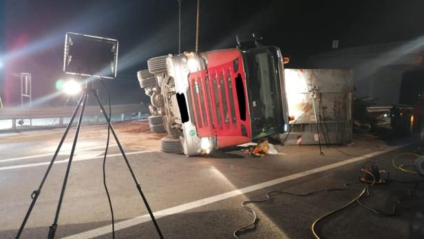 Schwerer Unfall auf der S33: Lastwagen kippte um