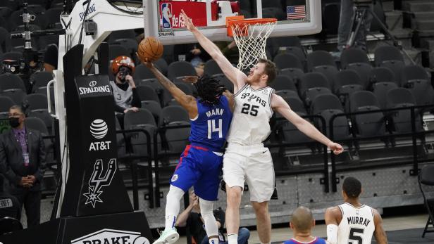 NBA: Los Angeles Clippers at San Antonio Spurs