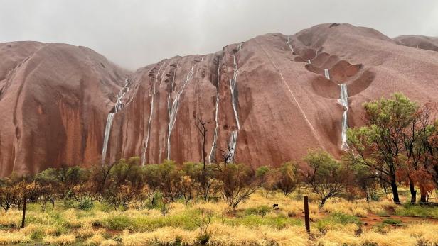 Seltenes Naturschauspiel: Heiliger Berg Uluru mit Wasserfall