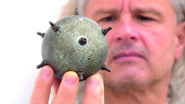 Ur-Handgranate der Terroristen auf Gmundner Dachboden entdeckt