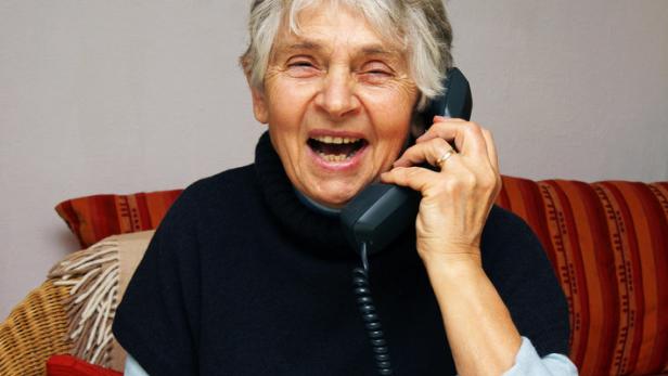 Wie man am besten per Telefon mit Oma und Opa kommuniziert