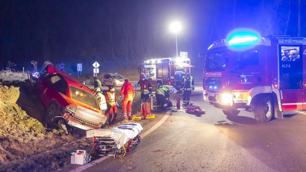 Eingeklemmter Verletzter nach Frontalcrash in Krems