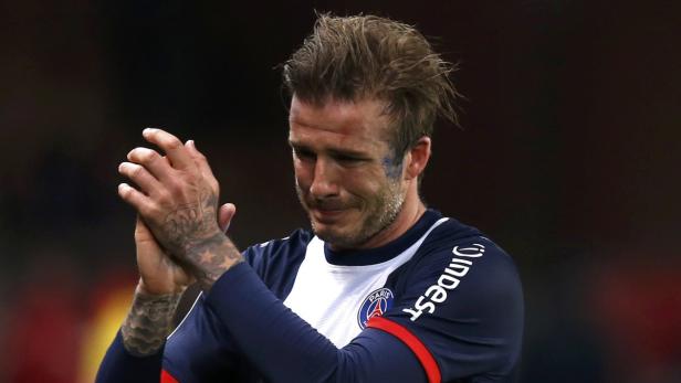 David Beckham applaudiert mit Tränen in den Augen in seinem Trikot von Paris Saint-Germain.