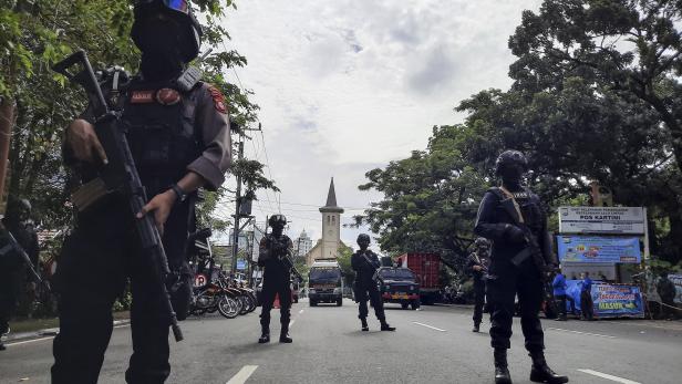 Suspected suicide bomb attack at church in Indonesia
