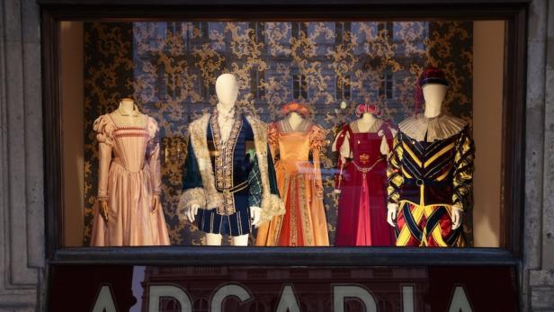 Die Staatsoper bietet Schaufenster-Ausstellung mit Kostümen an