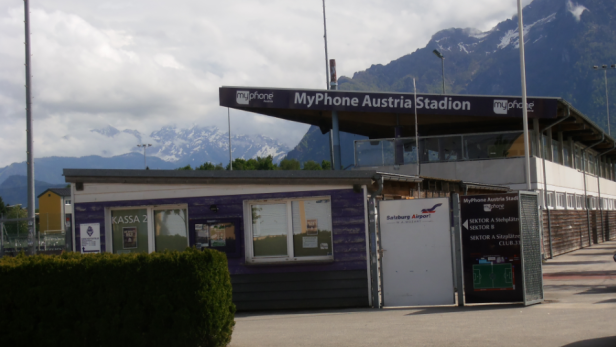 Das MyPhone Austria Stadion mit Kassa 2 und den schneebedeckten Bergen im Hintergrund.