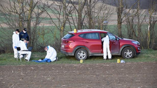Spaziergänger fanden im Auto die beiden Leichen. Der Revolver, der zwischen den Sitz gerutscht war, blieb bis zum Einsatz der Spurensicherung unentdeckt
