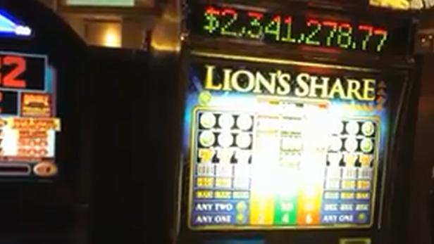 Ein Spielautomat namens „Lion's Share“ zeigt einen Jackpot von über 2,3 Millionen Dollar an.