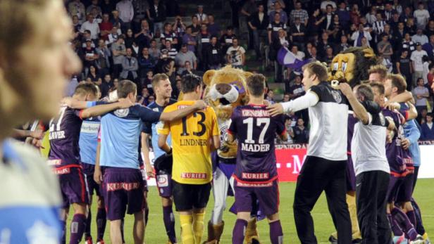 APA12804096 - 18052013 - WIEN - ÖSTERREICH: Jubelnde Austria Spieler nach der Tipp3-Bundesliga-Begegnung zwischen FK Austria Wien und SC Wr. Neustadt, am Samstag, 18. Mai 2013 in Wien. APA-FOTO: HERBERT P. OCZERET