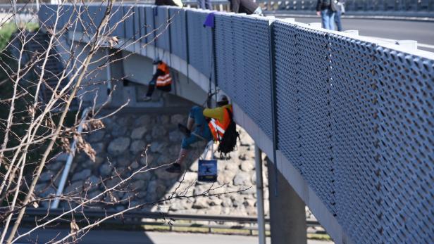 Die Aktivisten seilten sich von einer Brücke ab