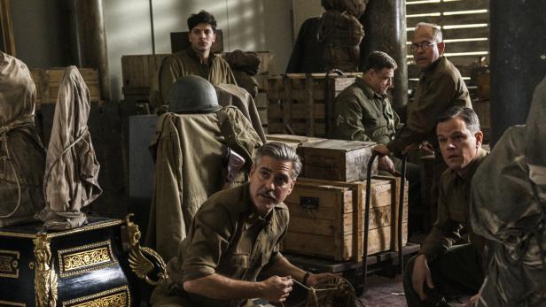 Fündig geworden: George Clooney und seine Monuments Men beim ersten Sichten vonNazi-Raubkunst. Ihre Jagd führte sie von Paris bis ins Salzkammergut