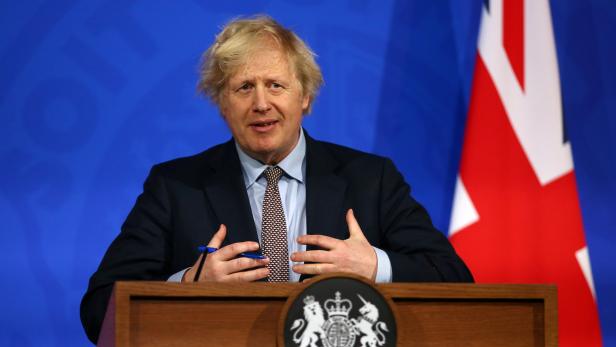 Boris Johnson öffnet England und sitzt wieder fest im Sattel