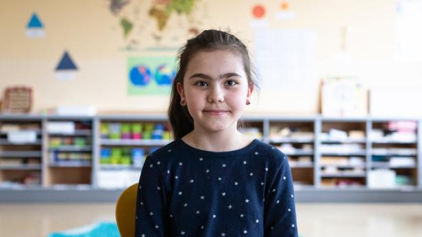 Kübra, 10, besucht das KURIER-Lernhaus Gänserndorf gerne, denn: &quot;Ich kann hier lernen und mit meinen Freundinnen spielen.&quot;