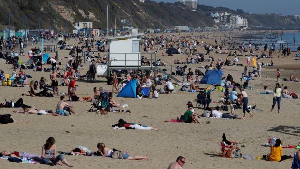 Lockerungen in England und Hitzewelle treiben die Massen ins Freie