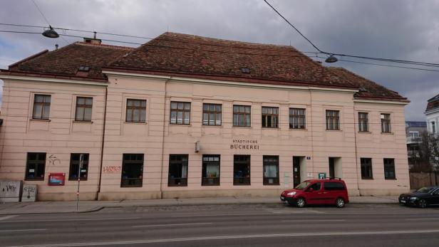 Das Bücherei-Gebäude am Siegesplatz wurde 1904 errichtet. Vor wenigen Tagen wurde der Denkmalschutz aufgehoben.