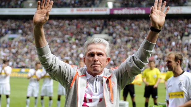 Jupp Heynckes winkt den Fans im Stadion zu.