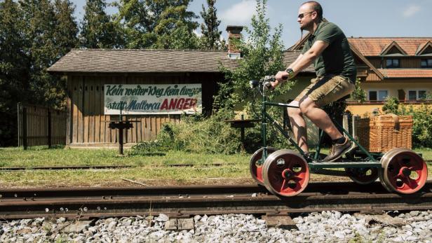 Das Plakat im Hintergrund zeigt’s an: In Anger ist man gemütlich unterwegs, bald mit der Fahrrad-Draisine.