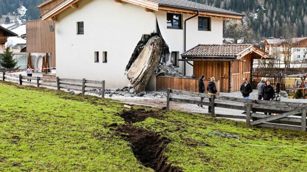 Tirol: Riesiger Felsblock kracht in Haus