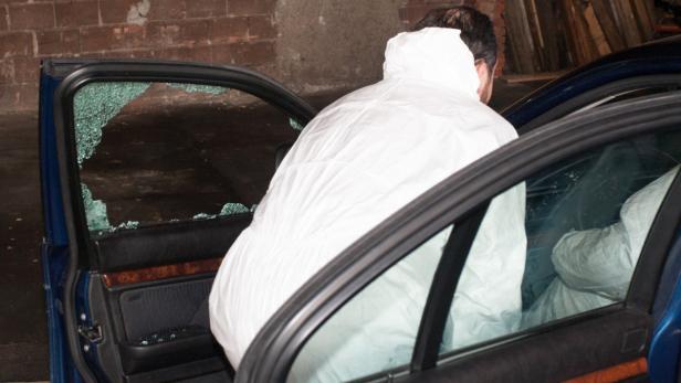 Tatortermittler untersuchen das Auto des 19-Jährigen. Das Seitenfenster ging durch den Schuss zu Bruch.