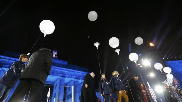 7000 Ballons erstrahlten entlang der Mauergrenze – und lösten diese am Abend wieder auf.