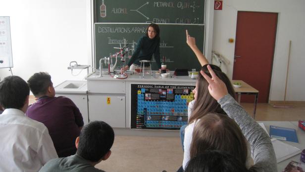 Begeistert die Schüler: Christina Planitzer in einer Wiener Schule, die keine Eliteschule ist
