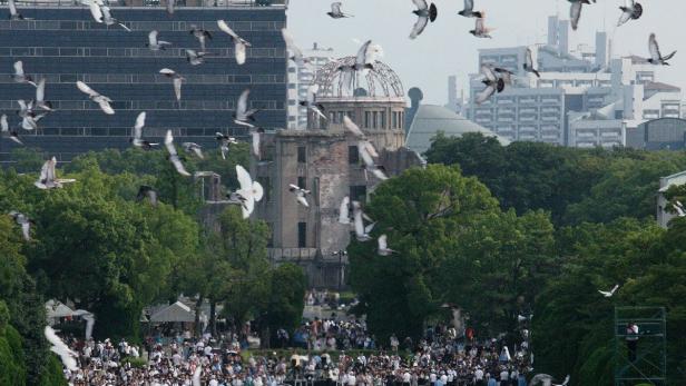 Tauben stiegen über dem Friedensdenkmal in Hiroshima auf