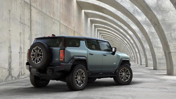 2024-gmc-hummer-ev-suv-001.jpg