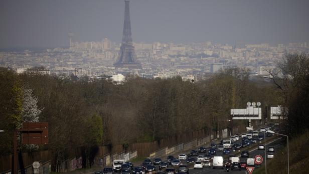 Parisians leave by car Paris on Good Friday before new Covid measures enter into effect