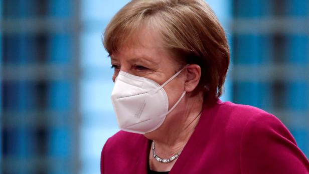 Deutsche glauben nicht an Merkels Impfversprechen