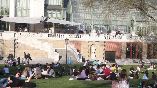 Menschen genießen während der Corona-Pandemie die Frühlingssonne in Wien