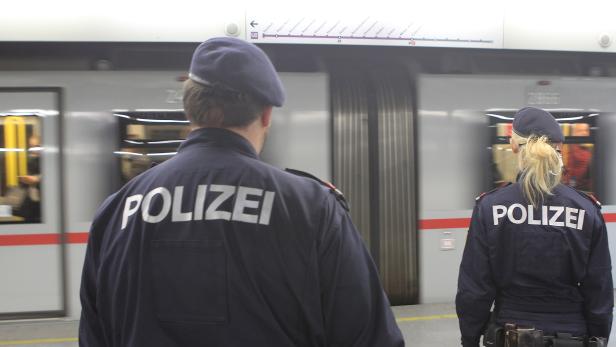 Maskenverweigerer in Wiener U-Bahnstation attackiert Polizisten