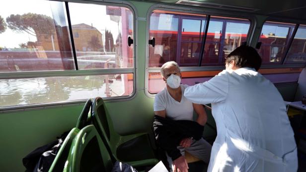 Wasserbus in Venedig wird zu Impfzentrum