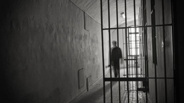 Gefängniswärter schreitet durch Gefängnisgang in den USA