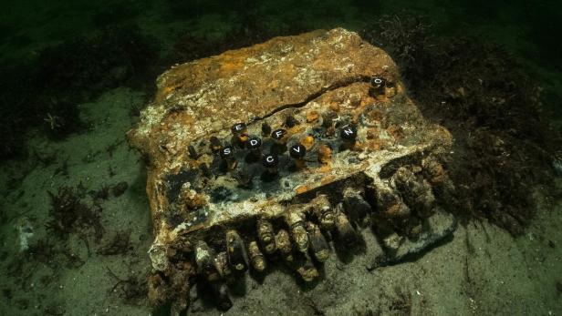 Sieben Chiffriermaschinen "Enigma" zufällig in der Ostsee gefunden