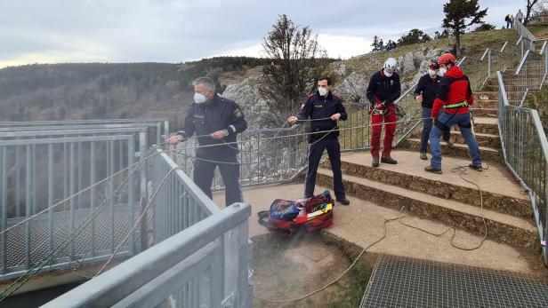 Bergretter und Alpinpolizisten retteten die Kletterer vom Skywalk aus