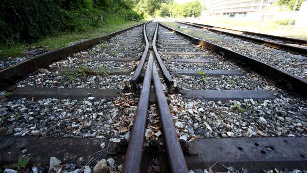 24-Jähriger stieß Mann auf Gleise, zwei Minuten später kam Güterzug